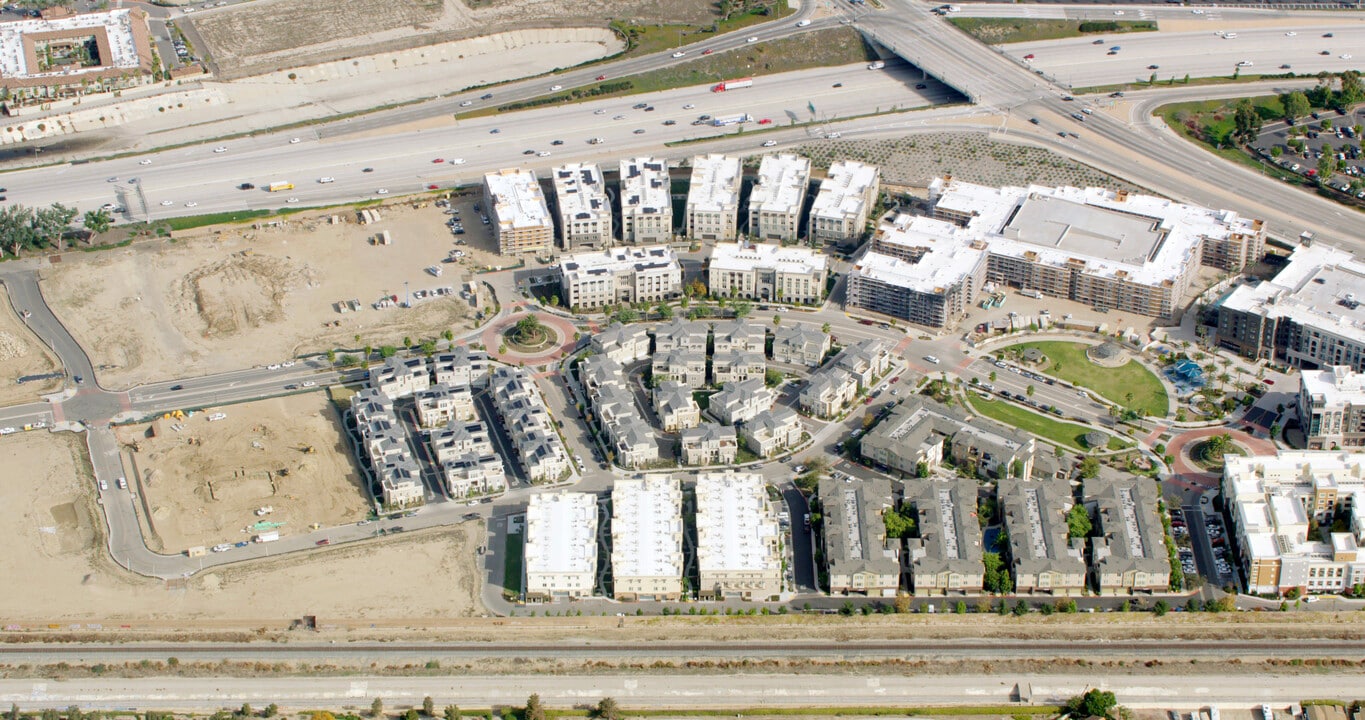 Mayfair Townhomes at Wagon Wheel in Oxnard, CA - Building Photo