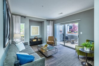 J 501 Estates in Durham, NC - Foto de edificio - Building Photo