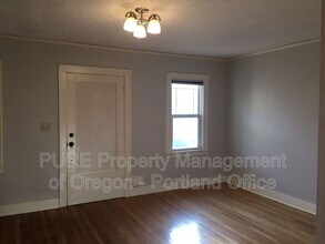 2415 SE Madison St in Portland, OR - Building Photo - Building Photo