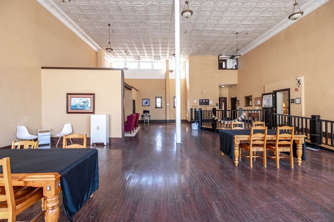 Welch Hotel Senior Apartments in Muscatine, IA - Foto de edificio - Interior Photo