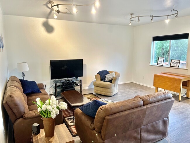 2845 Nugget Ln, Unit 2 Bedroom Apartment in Anchorage, AK - Building Photo - Building Photo