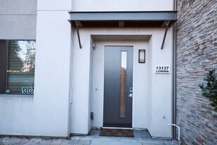 13137 W Lumina Way in Van Nuys, CA - Building Photo