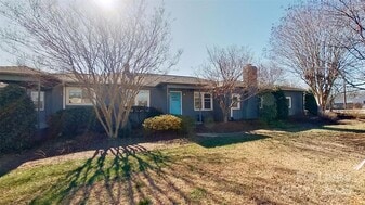 3740 Pleasant Plains Rd in Matthews, NC - Building Photo