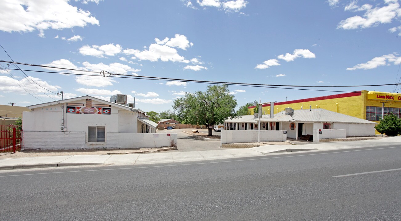 5602-5604 Central Ave SW in Albuquerque, NM - Foto de edificio