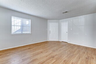 702 Lyle W Ave in Cleveland, TX - Building Photo - Building Photo