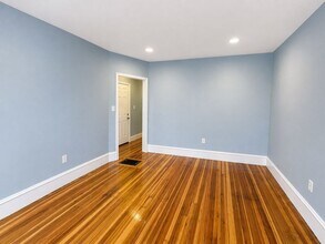 9 Nightingale St, Unit 2 in Boston, MA - Building Photo - Building Photo