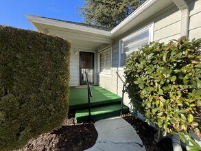 3505 NE Ainsworth St in Portland, OR - Building Photo - Building Photo