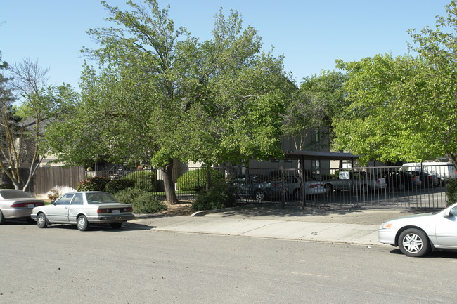 Lakes Apartments in Fresno, CA - Building Photo - Building Photo