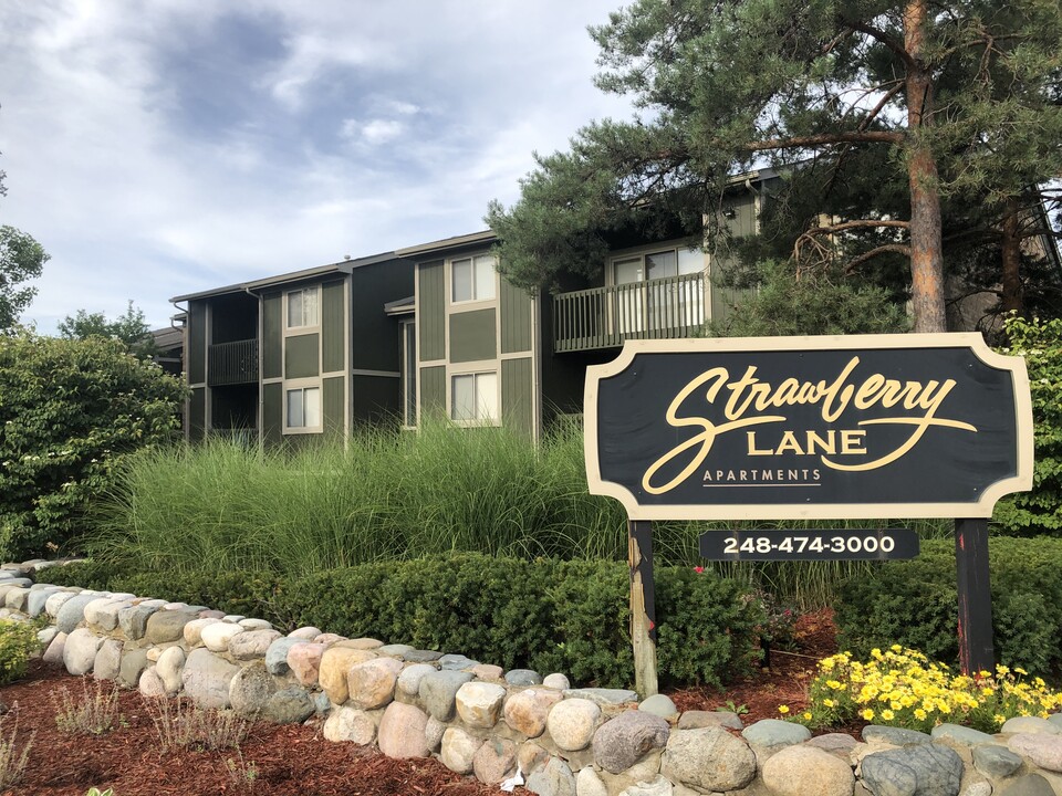 STRAWBERRY LANE APARTMENTS in Farmington Hills, MI - Building Photo