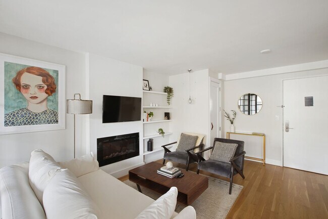 315 W 57th St in New York, NY - Building Photo - Building Photo