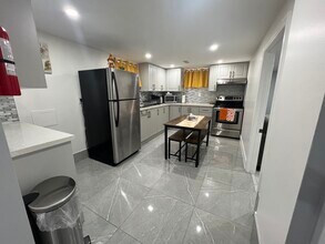 11 Queen St S in Mississauga, ON - Building Photo - Building Photo