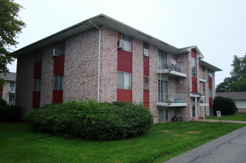 Van-El Apartments in Indianola, IA - Building Photo