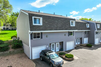 McKnight Townhomes in Maplewood, MN - Building Photo - Building Photo