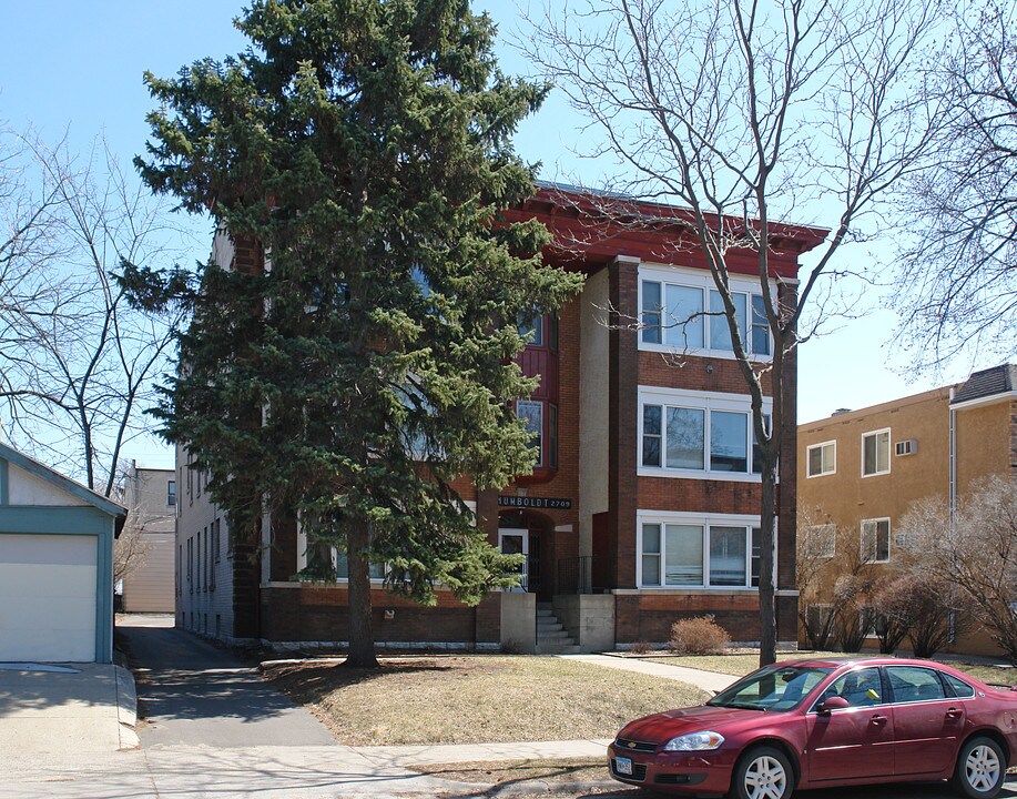 2709 Humboldt Ave S in Minneapolis, MN - Building Photo