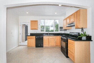 326 N Naomi St in Burbank, CA - Foto de edificio - Building Photo