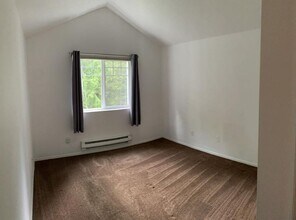 18501 SE Newport Way in Issaquah, WA - Building Photo - Building Photo