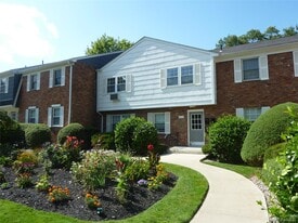 133 Doxbury Ln in Suffern, NY - Building Photo
