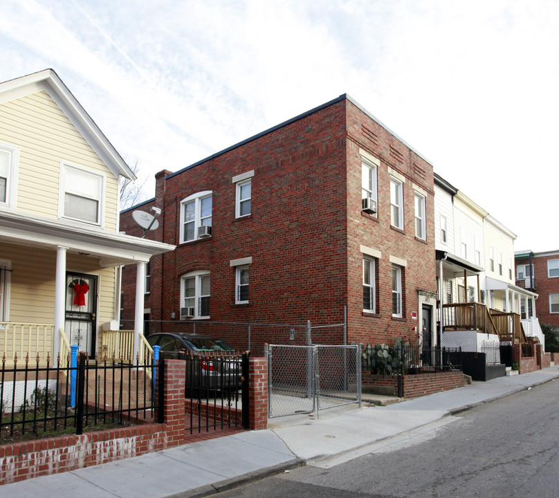 615 Newton Pl NW in Washington, DC - Foto de edificio