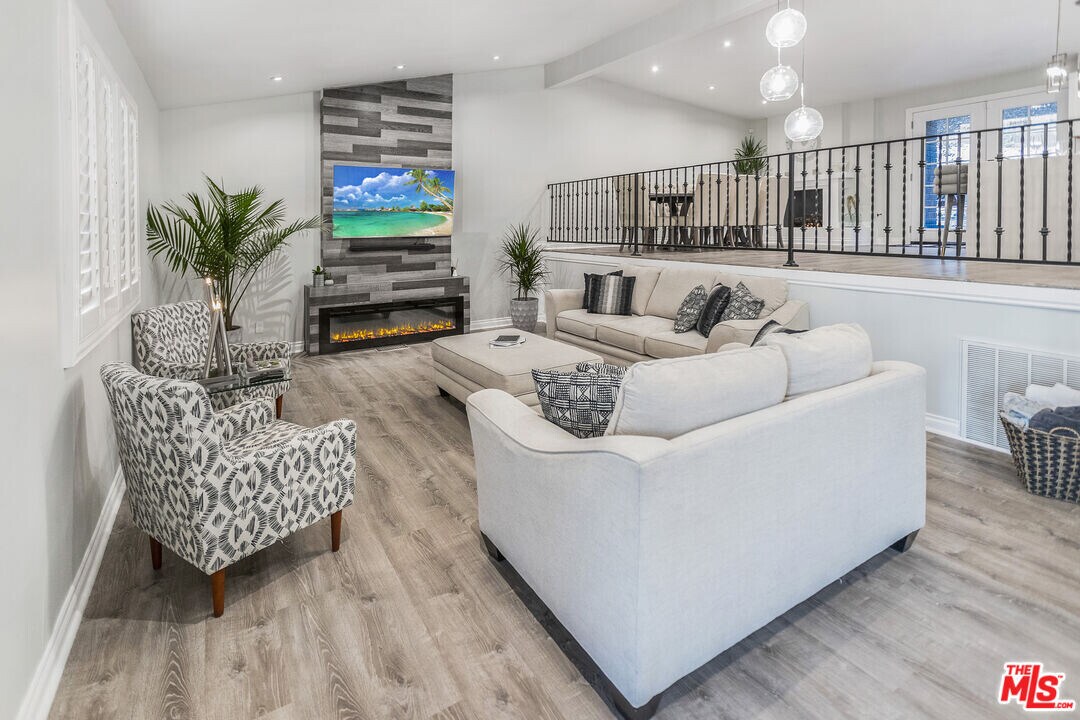 5082 Don Pio Dr in Los Angeles, CA - Building Photo