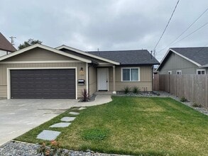 1105 McCullens Ave in Eureka, CA - Building Photo - Building Photo