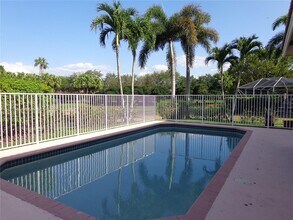 991 Crestview Cir in Weston, FL - Building Photo - Building Photo