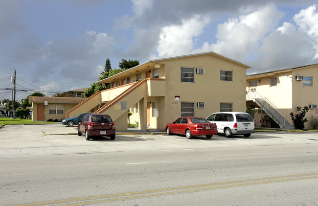 1420-1432 W 29th St in Hialeah, FL - Foto de edificio - Building Photo