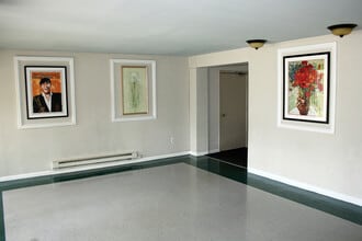 Montgomery House in Gaithersburg, MD - Foto de edificio - Interior Photo