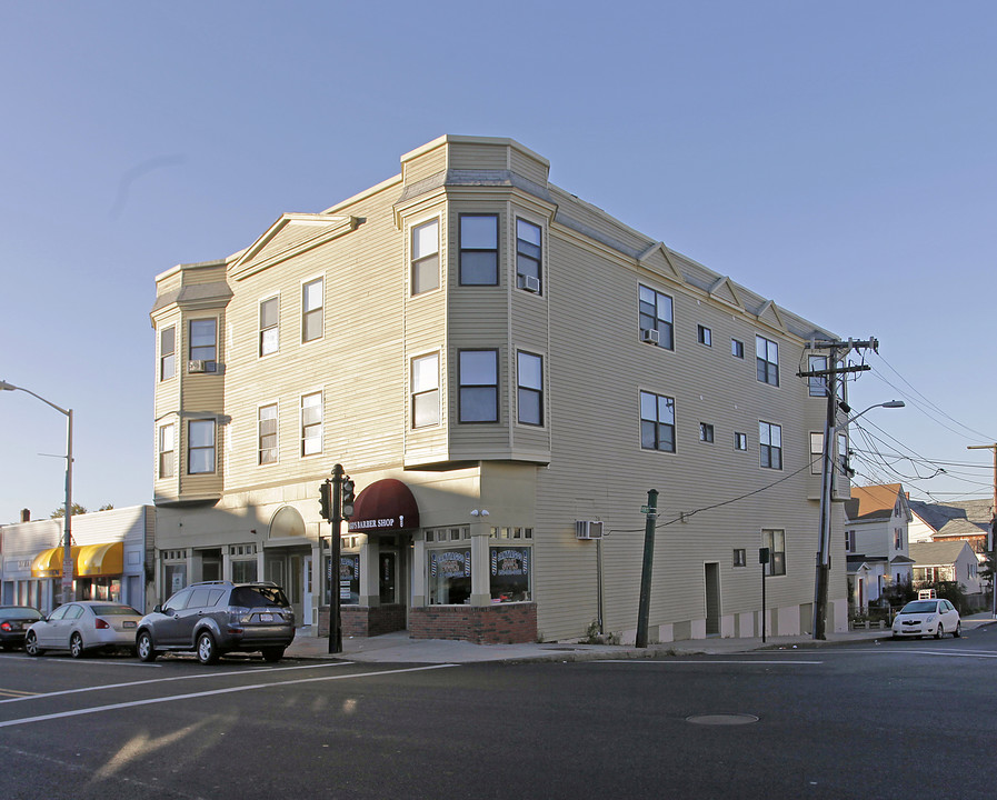 322-328 Main St in Everett, MA - Foto de edificio