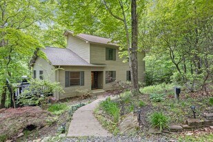 154 Laurel Haven Rd in Fairview, NC - Building Photo