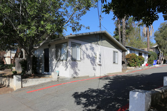 310-320 WASHINGTON St in Vista, CA - Building Photo - Building Photo