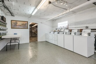 656 W Oakdale Ave in Chicago, IL - Building Photo - Building Photo