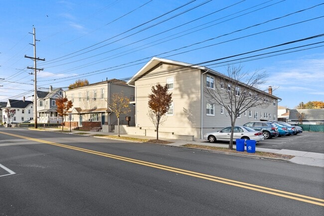 479-485 Hoboken Rd in Carlstadt, NJ - Building Photo - Building Photo