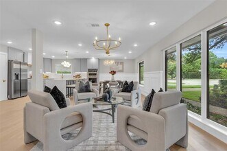 11107 Hillcrest Rd in Dallas, TX - Foto de edificio - Building Photo