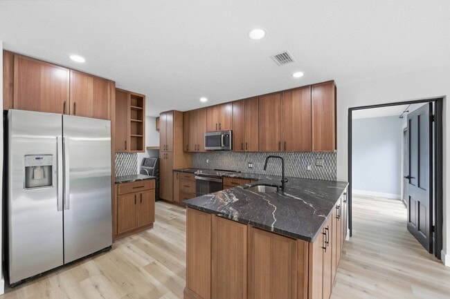 8753 Como Lake Dr in Jacksonville, FL - Building Photo - Building Photo