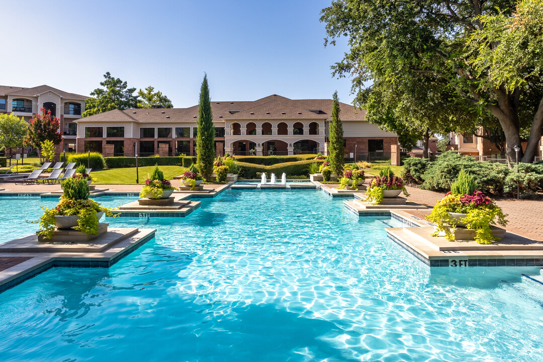 Andalusian Gate in Dallas, TX - Building Photo