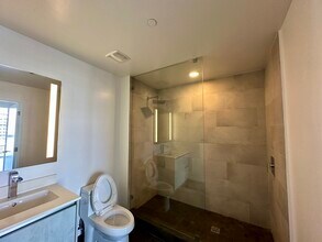 558 NW 30th St, Unit A7 in Miami, FL - Foto de edificio - Building Photo