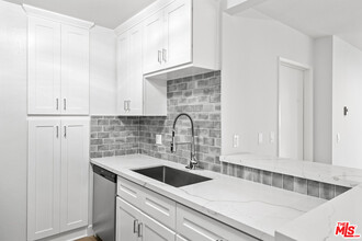 7777 W 91st St-Unit -E3146 in Los Angeles, CA - Building Photo - Building Photo