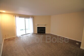 6236 W Coach Royale St in Boise, ID - Foto de edificio - Building Photo