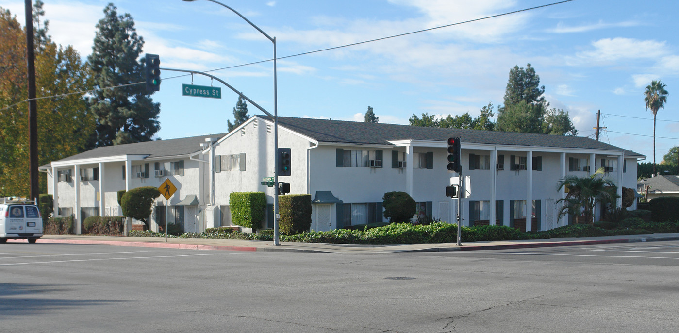 476 E Cypress St in Covina, CA - Foto de edificio