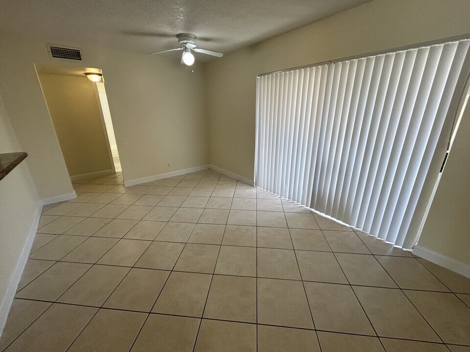 4537 Treehouse Ln in Tamarac, FL - Building Photo