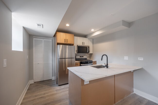 3144 W Fullerton Ave, Unit G