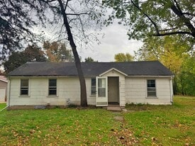 975 S Armstrong Ave in Litchfield, MN - Building Photo