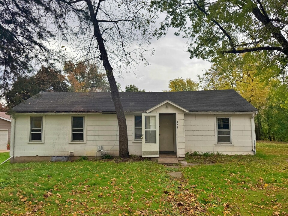 975 S Armstrong Ave in Litchfield, MN - Building Photo
