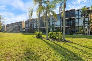 612 Bird Bay Dr S, Unit 214 in Venice, FL - Building Photo