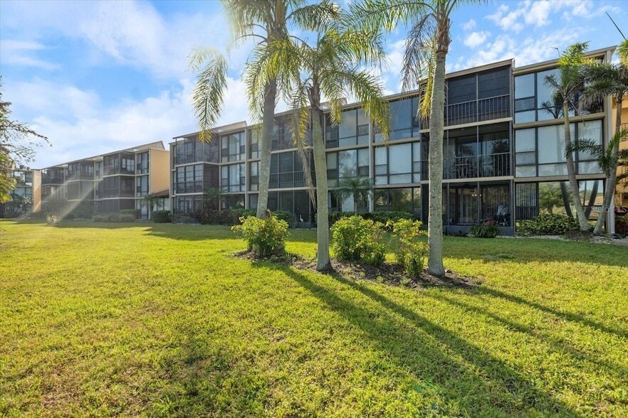 612 Bird Bay Dr S, Unit 214 in Venice, FL - Building Photo