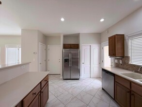 8915 Snowtrack Ave in Las Vegas, NV - Building Photo - Building Photo