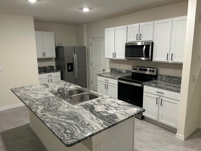 5548 Oxford Gray Rd in Zephyrhills, FL - Building Photo - Building Photo