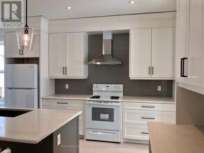 10 Perez Rd in Niagara-On-The-Lake, ON - Building Photo - Building Photo