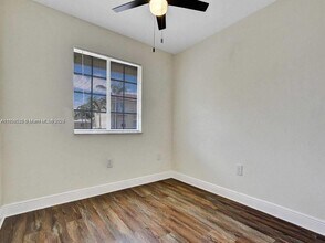 2060 NE 167th St in North Miami Beach, FL - Foto de edificio - Building Photo