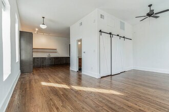 110 E Market St, Unit B in Lockhart, TX - Building Photo - Building Photo